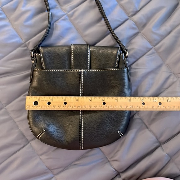 Black Liz Claiborne crossbody with black lining, interior and exterior pockets - Picture 8 of 8